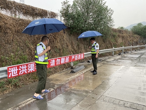 2白合收费站组织开展雨中巡查照片.jpg