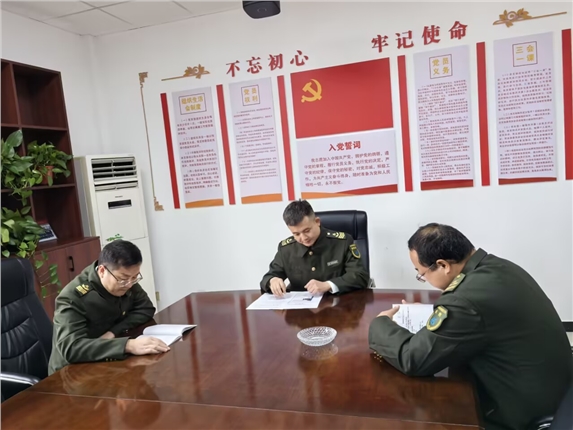 党员冬装.jpg 党员冬装.jpg